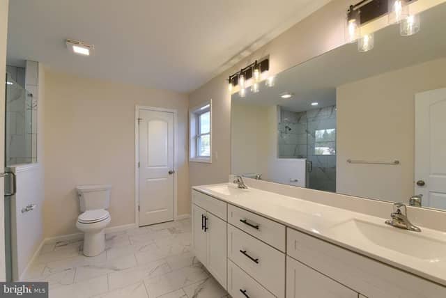 8 S Locust Lane photo 12