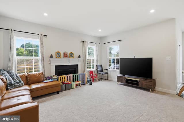 1881 Shannon Drive South photo 9