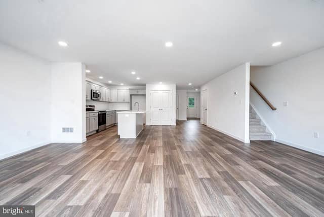 233 Central Way photo 12