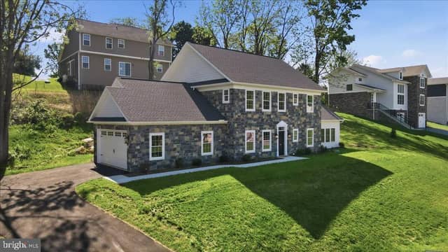 130 Woodbriar Drive photo 3