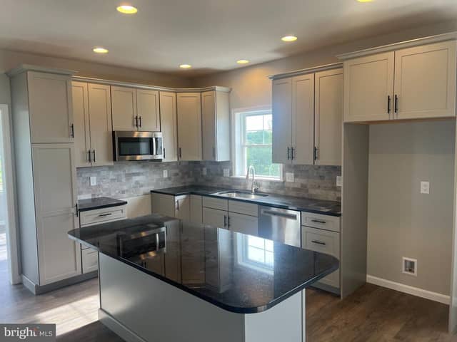 320 Ridgefield Drive photo 2