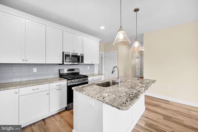 380 Ridgefield Drive photo 3