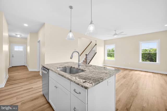 380 Ridgefield Drive photo 4