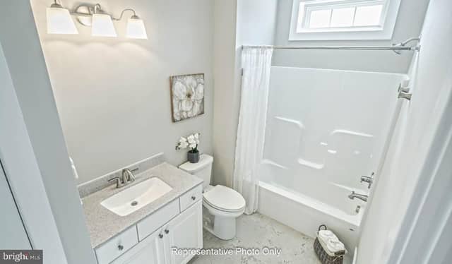 720 Longwood Manor photo 2