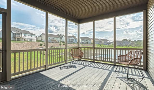 720 Longwood Manor photo 4