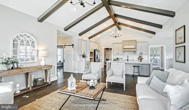 720 Longwood Manor photo 8