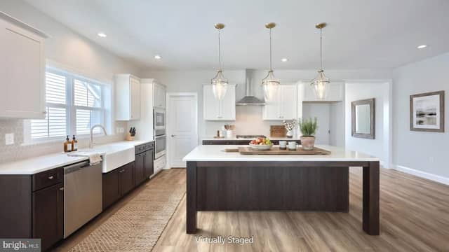 528 Winding Creek Boulevard photo 3