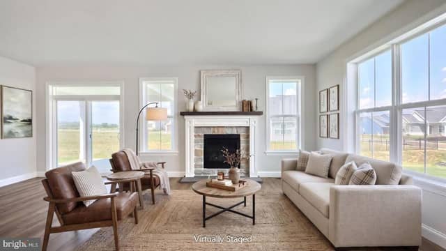 528 Winding Creek Boulevard photo 4