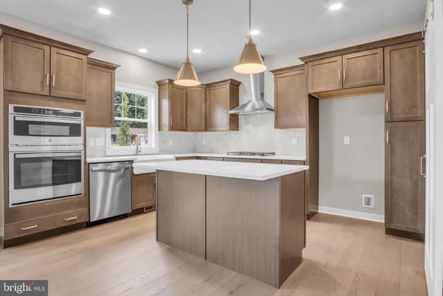 131 Alexandria Drive photo 3