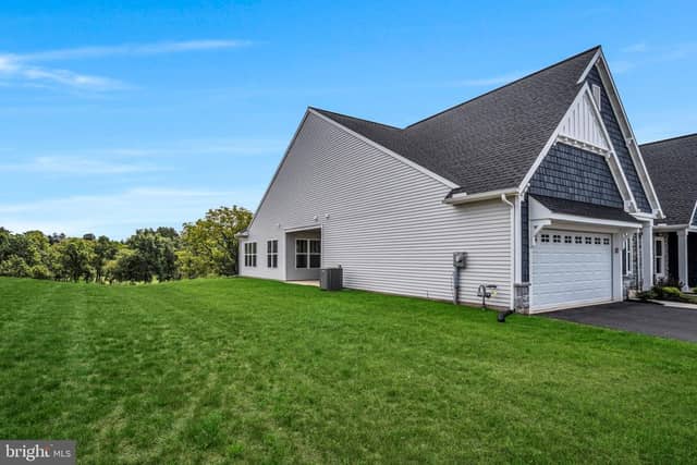 907 Shadowbrooke Drive photo 2