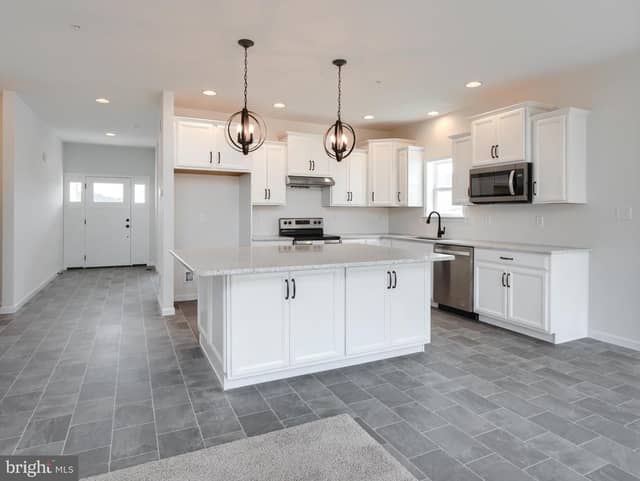410 Darrow Road # SAVANNAH photo 4