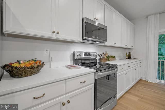 4025 Rolling Meadow Court photo 8
