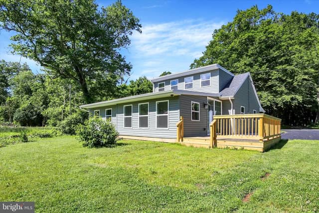 876 Cardinal Lane photo 3