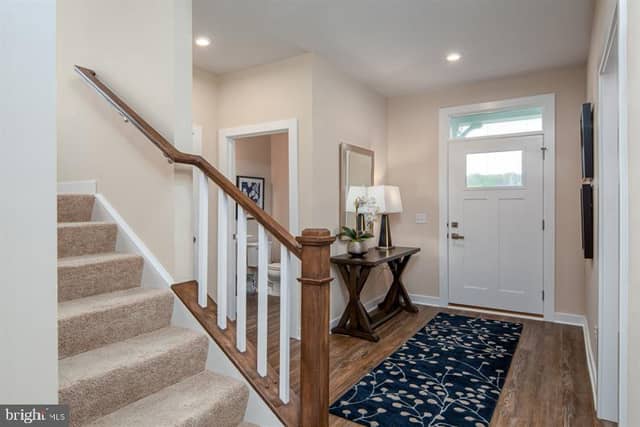370 Kelso Drive photo 2
