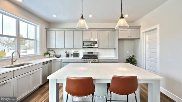 101 Cardinal Court photo 2