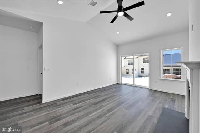 108 Hillard Field photo 5