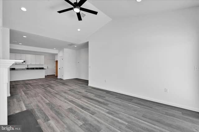 108 Hillard Field photo 6