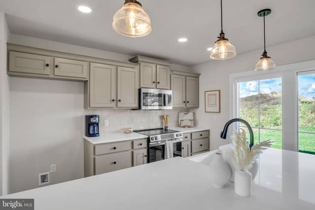 8 Melrose Lane photo 3